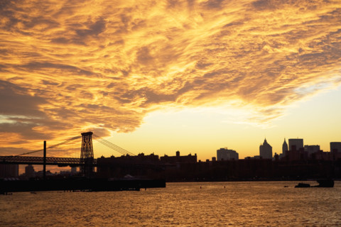 Williamsburg Bridge and sunset, New York City. Date : 2008