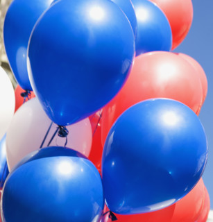 red, white and blue balloons. Date : 2008