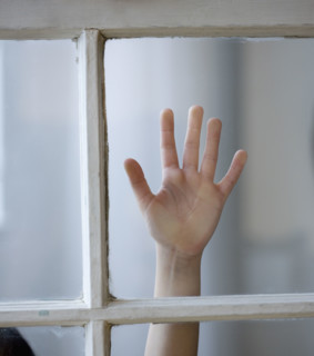 Child's hand on window. Date : 2008