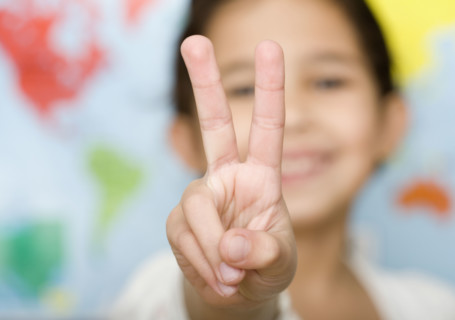 Child making peace sign hand gesture. Date : 2008