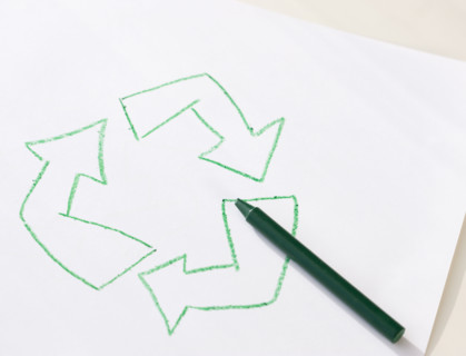 Green crayon next to recycling symbol. Date : 2008