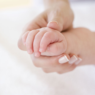 Close up of mother holding baby’s hand. Date : 2008
