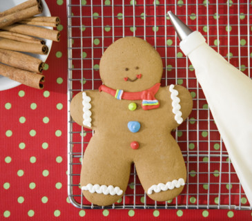 Gingerbread man cookie on cooling rack. Date : 2008