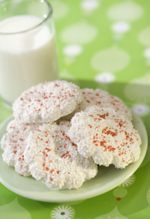 Plate of cookies next to glass of milk. Date : 2008