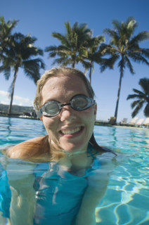 Woman wearing goggles in swimming pool. Date : 2008