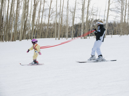 Parent and child skiing. Date : 2008