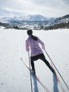 Woman cross country skiing. Date : 2008