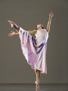 African female ballet dancer dancing. Date : 2008