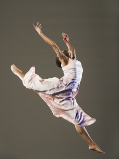 African female ballet dancer jumping. Date : 2008