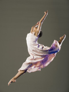 African female ballet dancer jumping. Date : 2008