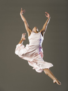 African female ballet dancer jumping. Date : 2008