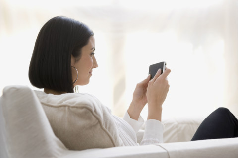 Woman looking at cell phone. Date : 2008
