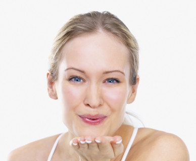 Woman blowing kiss. Date : 2008