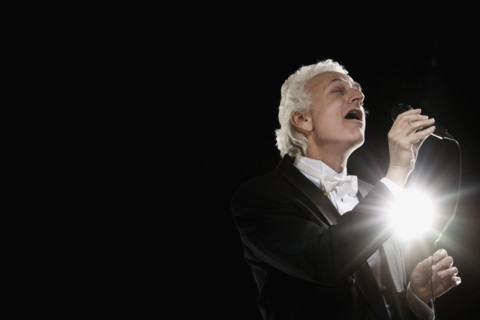 Man in tuxedo singing into microphone. Date : 2008