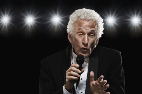 Man in tuxedo singing into microphone. Date : 2008