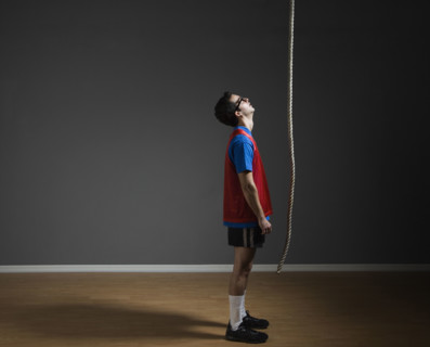 Man looking up at rope. Date : 2008