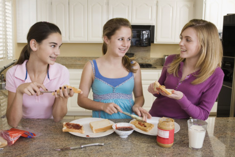 Teenaged girls making sandwiches. Date : 2008
