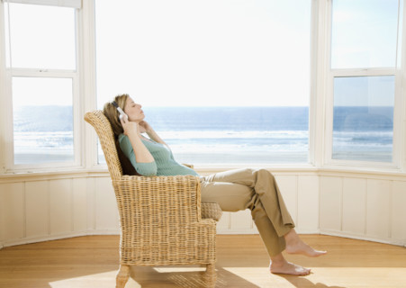 Woman listening to headphones. Date : 2008
