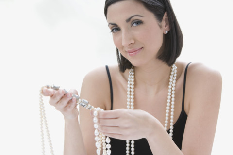 Woman wearing pearl necklace. Date : 2008