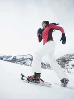 Woman snow shoeing. Date : 2008