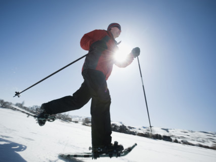 Man snow shoeing. Date : 2008