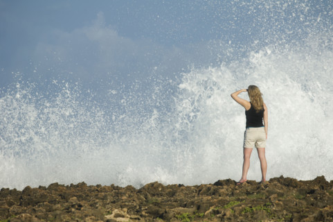 Woman looking out over ocean, Oahu, Hawaii, United States. Date : 2008