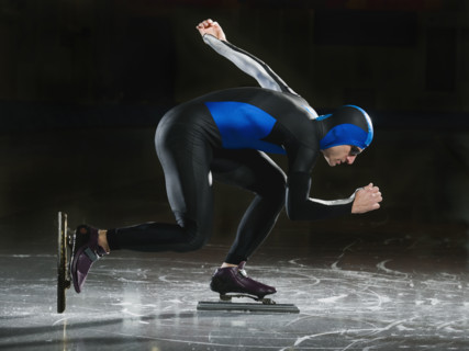 Male speed skater on ice. Date : 2008