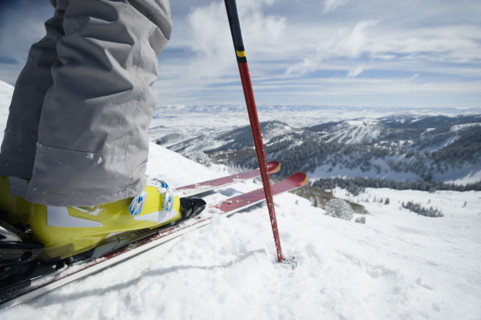 Close up of skier at top of mountain. Date : 2008