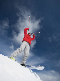 Man on skis with arms raised. Date : 2008