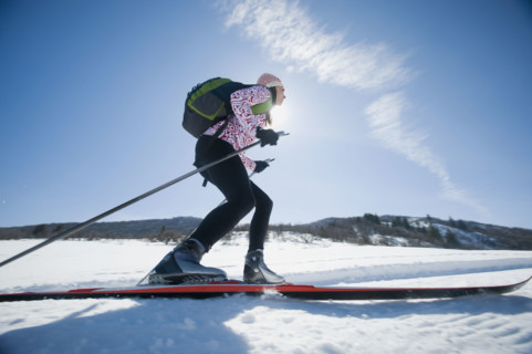Woman cross country skiing. Date : 2008