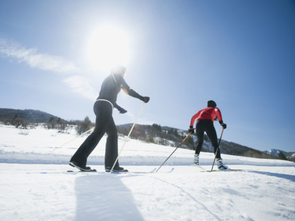Couple cross country skiing. Date : 2008