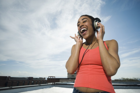 African woman listening to headphones. Date : 2008