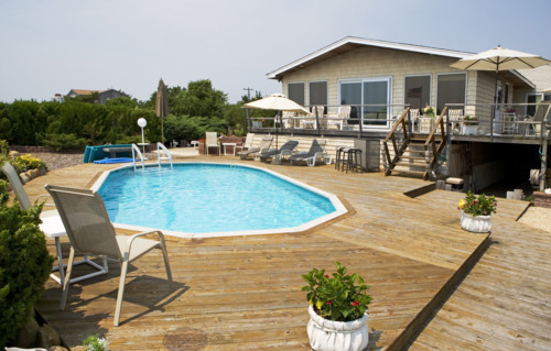 Beachfront house with swimming pool. Date : 2008
