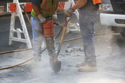 Construction workers using jackhammer and shovel. Date : 2008