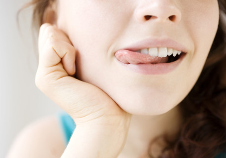 Teenage girl licking lips. Date : 2008