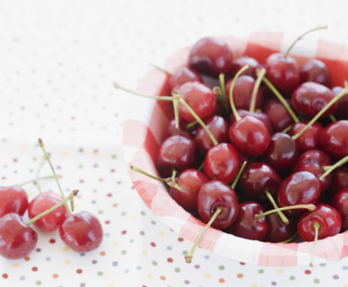 Bowl of fresh cherries. Date : 2008