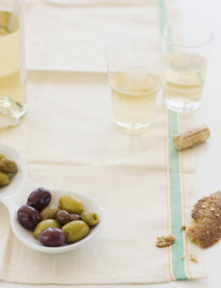 Glasses of white wine and olives. Date : 2008
