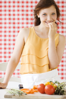 Teenage girl preparing fresh vegetables. Date : 2008