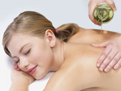 Young woman getting oil massage. Date : 2008