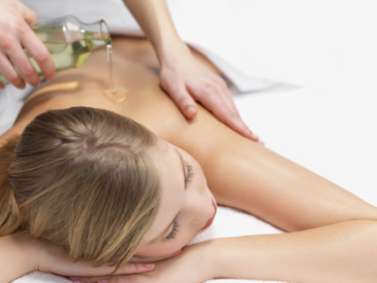 Young woman getting oil massage. Date : 2008
