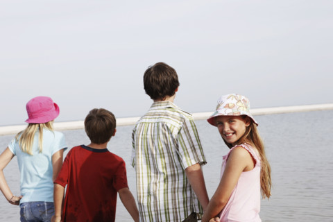 Children looking at ocean view. Date : 2008