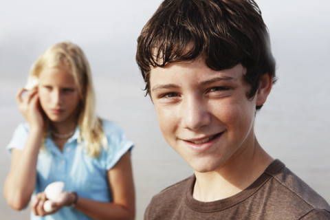 Friends looking for shells on beach. Date : 2008