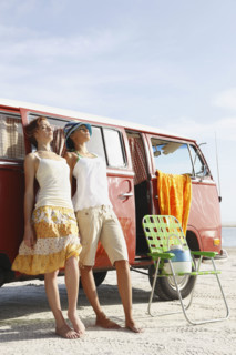 Young women leaning on van. Date : 2008