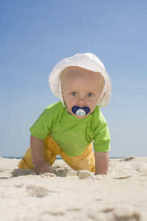 Baby boy crawling on beach. Date : 2008