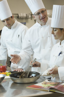 Head chef teaching cooking techniques. Date : 2008