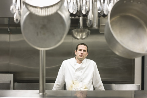 Dirty chef leaning against stove. Date : 2008