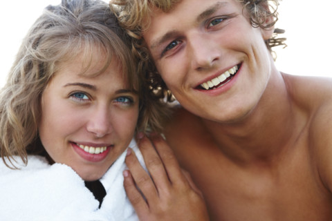 Close up of young couple hugging. Date : 2008