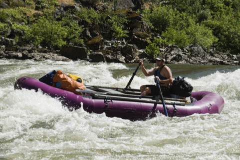 Man whitewater rafting. Date : 2008