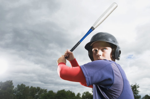 Baseball player reading to swing bat. Date : 2008