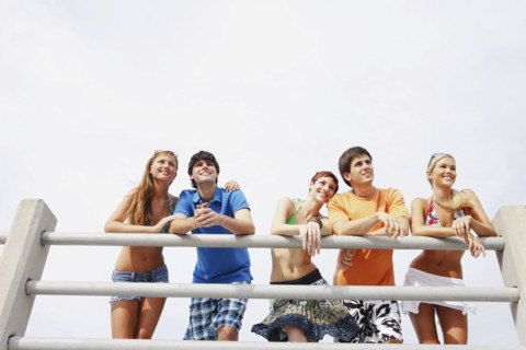 Friends leaning on boardwalk railing. Date : 2008